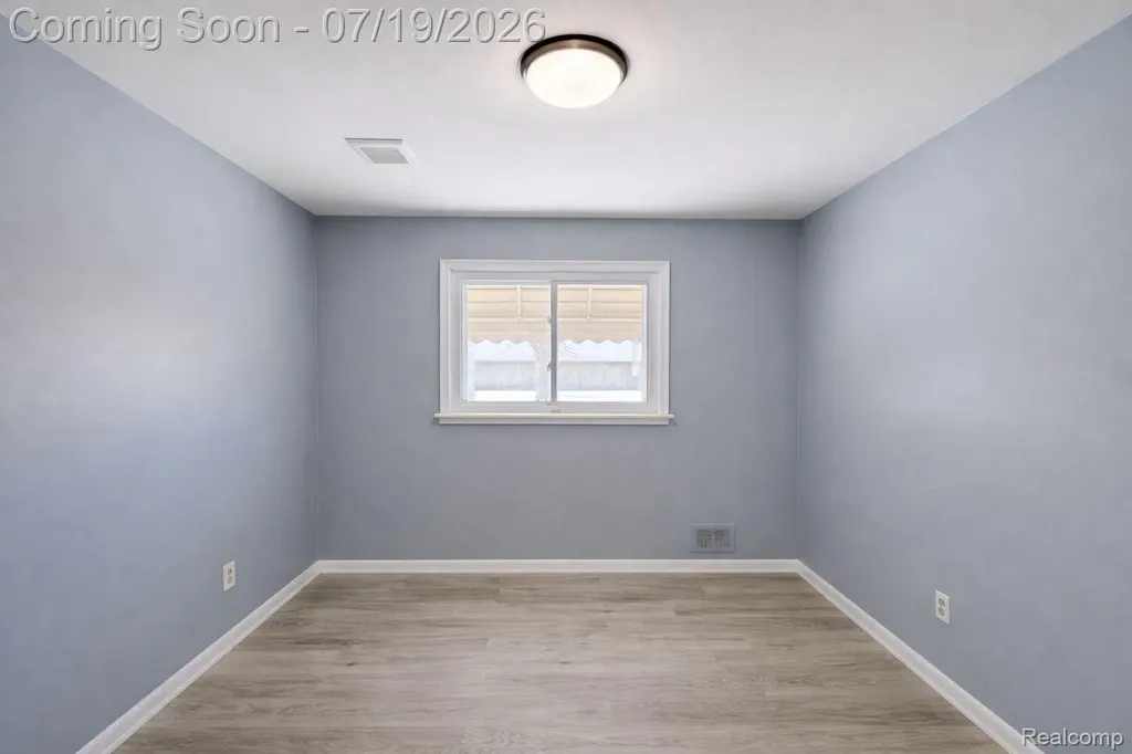 24245 Prairie Lane Warren City MI 48089