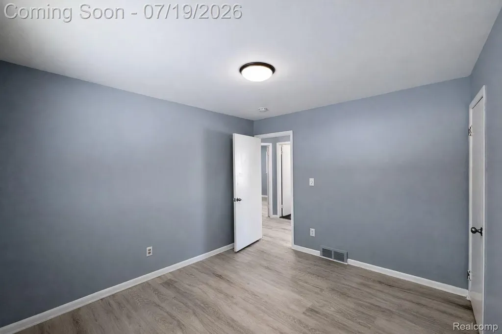 24245 Prairie Lane Warren City MI 48089