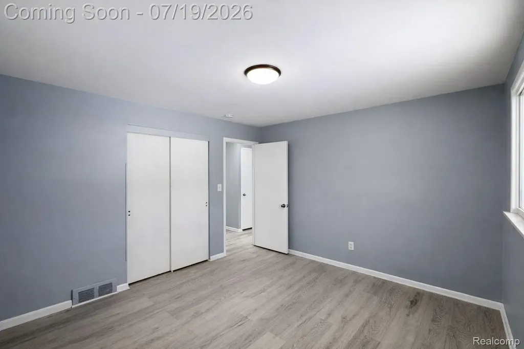 24245 Prairie Lane Warren City MI 48089