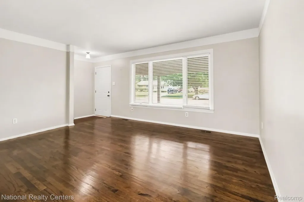 35977 Dover Street Livonia City MI 48150