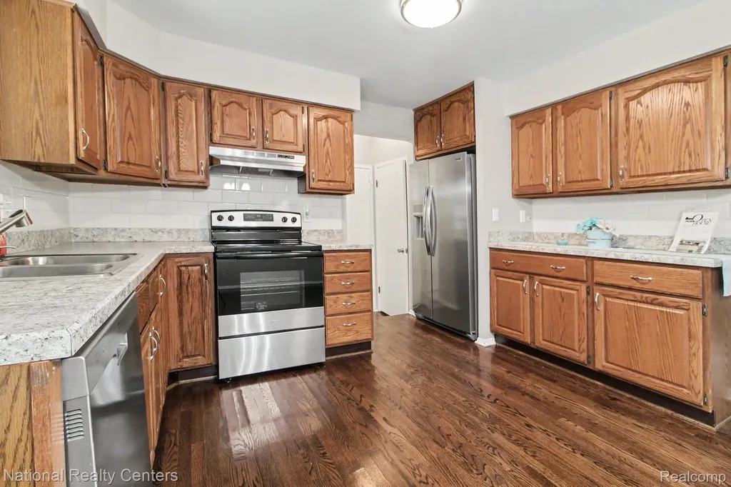 35977 Dover Street Livonia City MI 48150