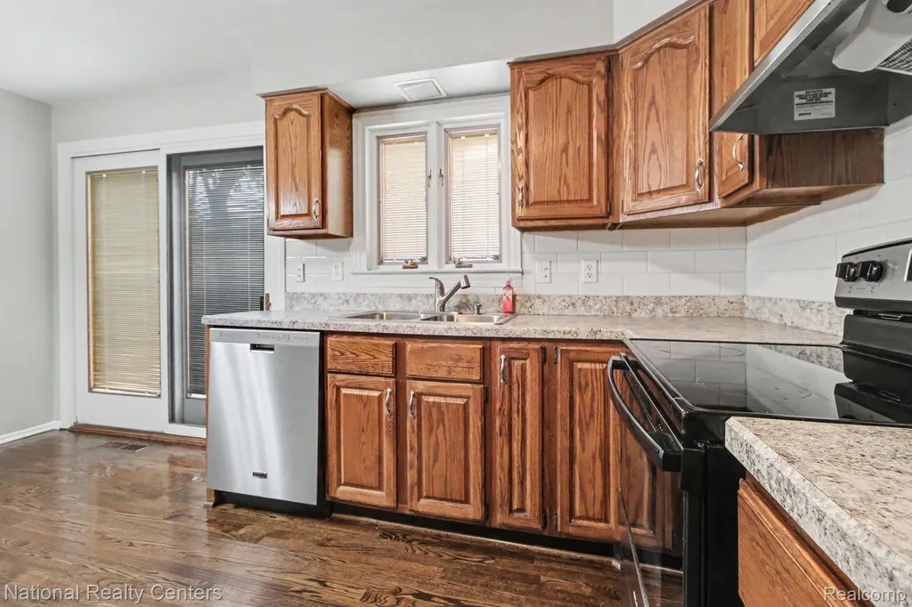 35977 Dover Street Livonia City MI 48150