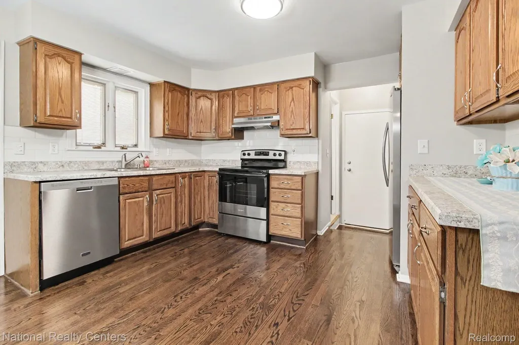 35977 Dover Street Livonia City MI 48150
