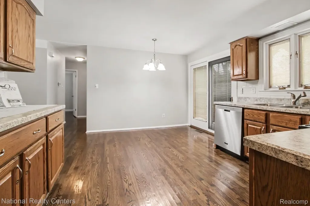 35977 Dover Street Livonia City MI 48150