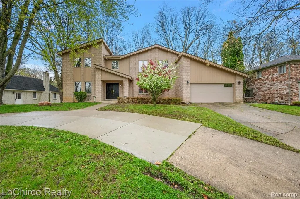 6019 Glen Eagles Drive West Bloomfield Charter Township MI 48323