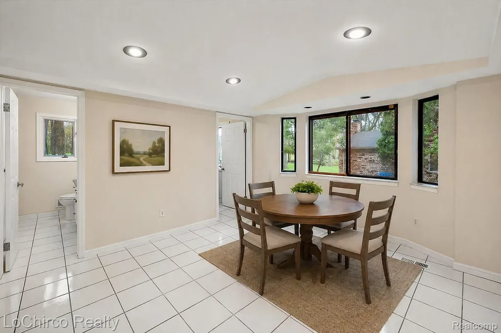 6019 Glen Eagles Drive West Bloomfield Charter Township MI 48323
