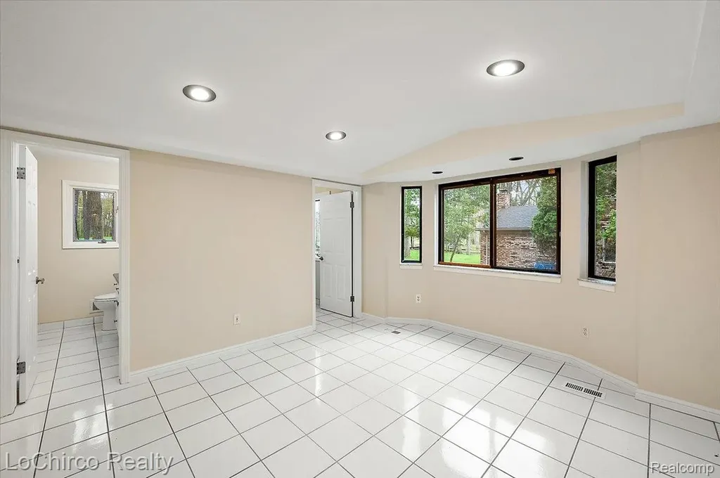 6019 Glen Eagles Drive West Bloomfield Charter Township MI 48323
