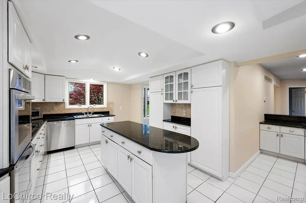 6019 Glen Eagles Drive West Bloomfield Charter Township MI 48323
