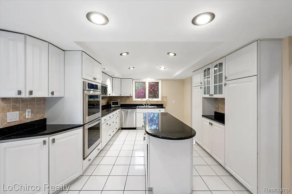 6019 Glen Eagles Drive West Bloomfield Charter Township MI 48323