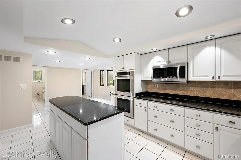 6019 Glen Eagles Drive West Bloomfield Charter Township MI 48323
