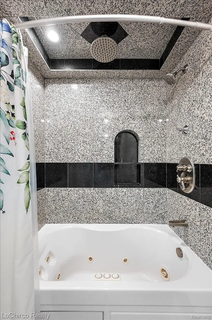 6019 Glen Eagles Drive West Bloomfield Charter Township MI 48323