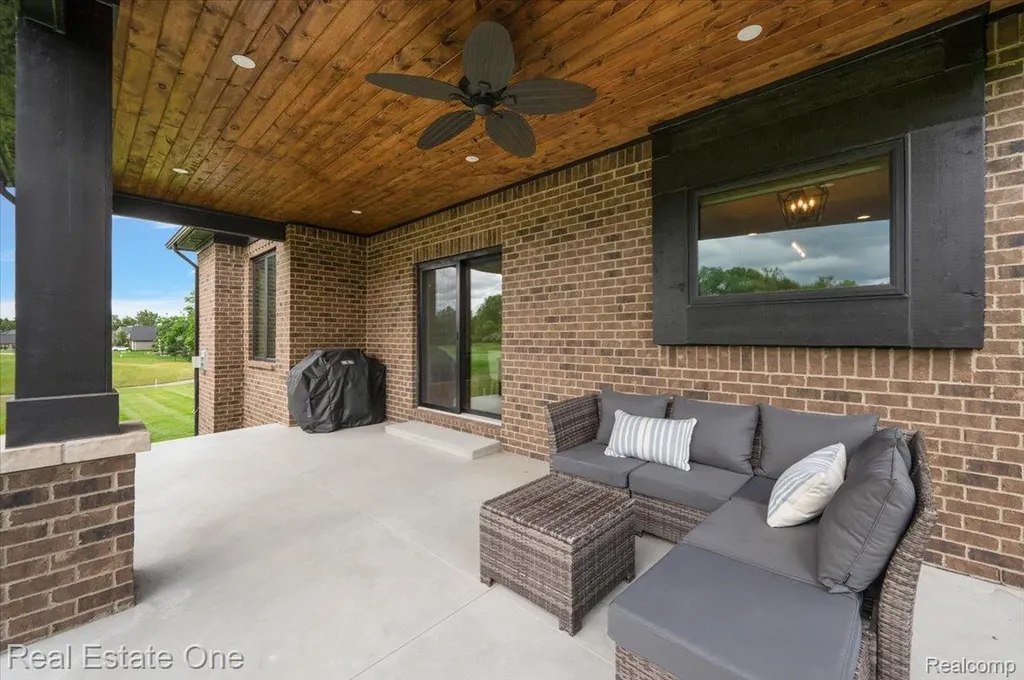 1721 Royal Birkdale Drive Oxford Charter Township MI 48371