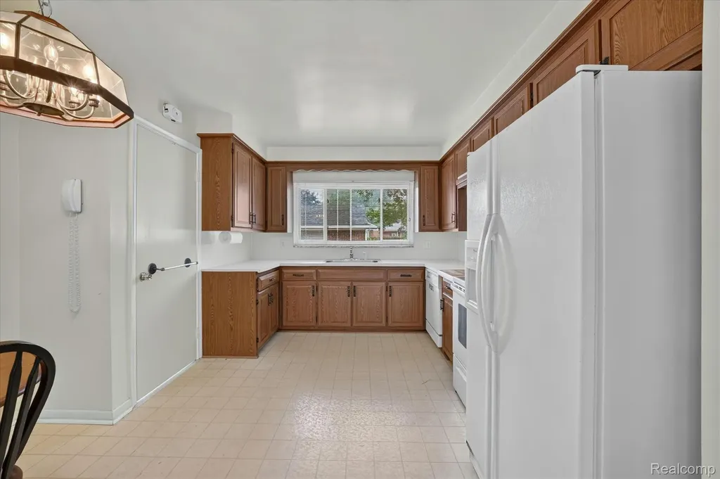 32539 Washington Street Livonia City MI 48150