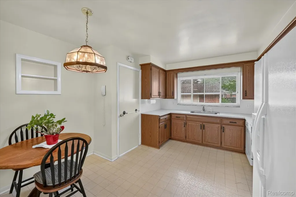 32539 Washington Street Livonia City MI 48150