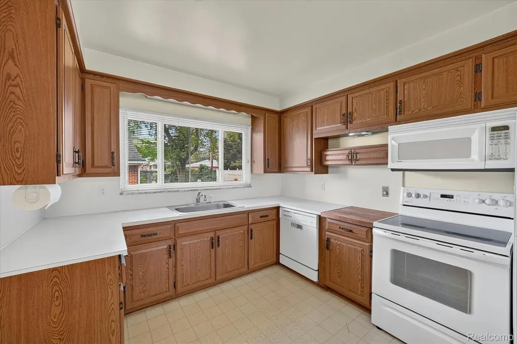 32539 Washington Street Livonia City MI 48150