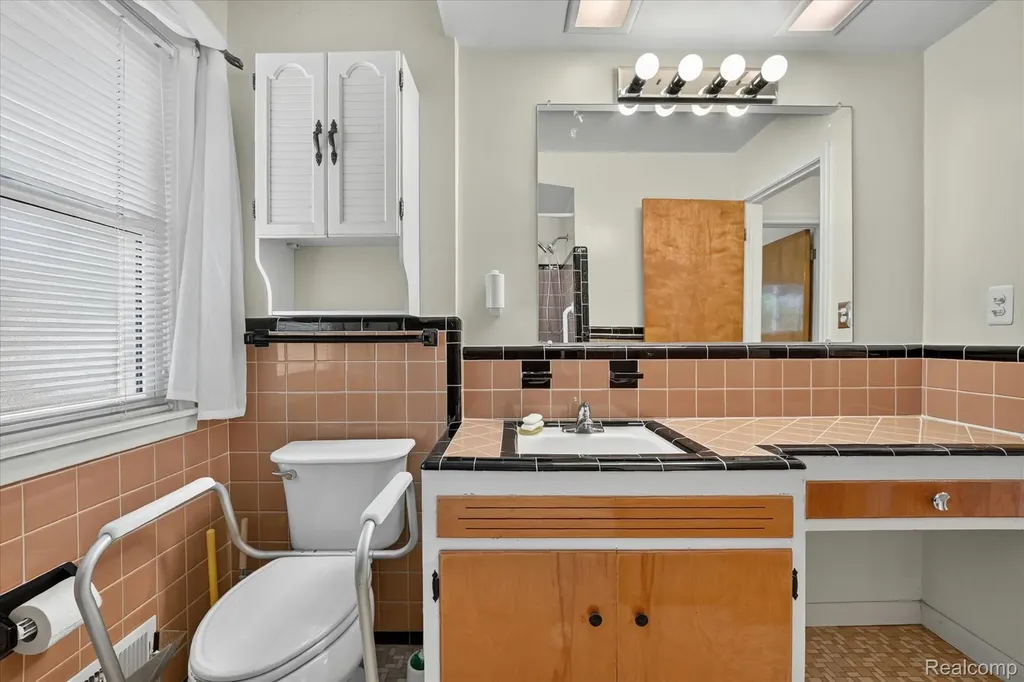 32539 Washington Street Livonia City MI 48150