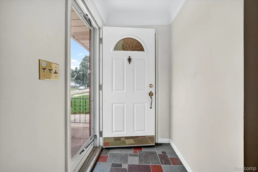 32539 Washington Street Livonia City MI 48150