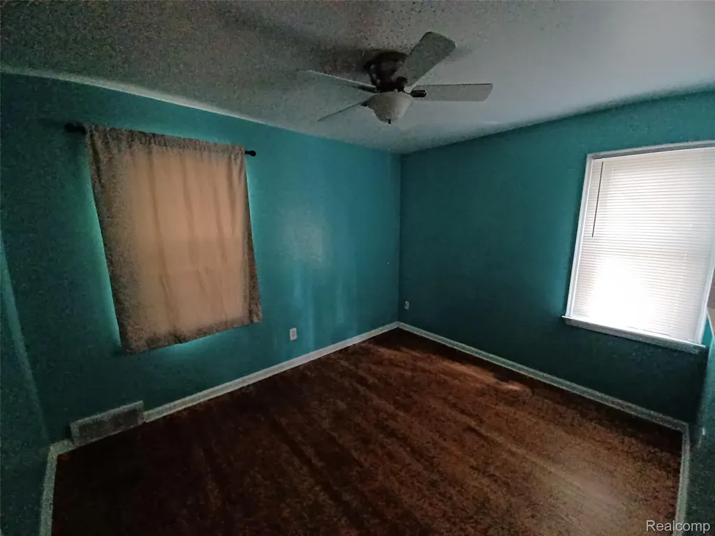 94 E Mapledale Avenue Hazel Park City MI 48030