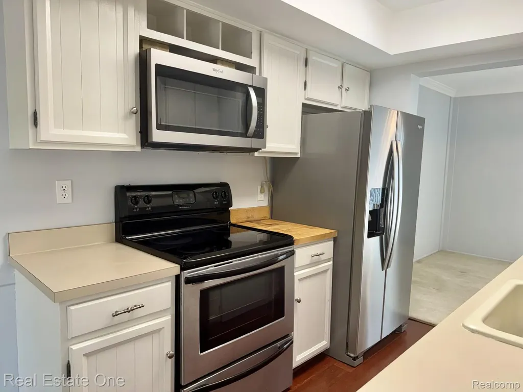 2963 Meadowbrook Drive Rochester Hills City MI 48309