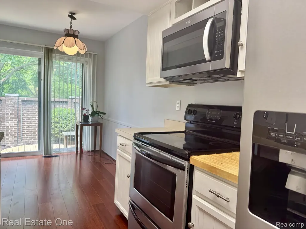 2963 Meadowbrook Drive Rochester Hills City MI 48309