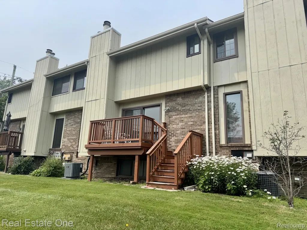 2963 Meadowbrook Drive Rochester Hills City MI 48309