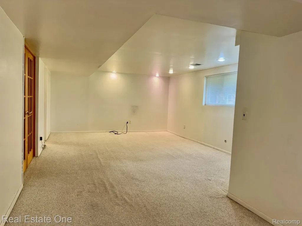 2963 Meadowbrook Drive Rochester Hills City MI 48309