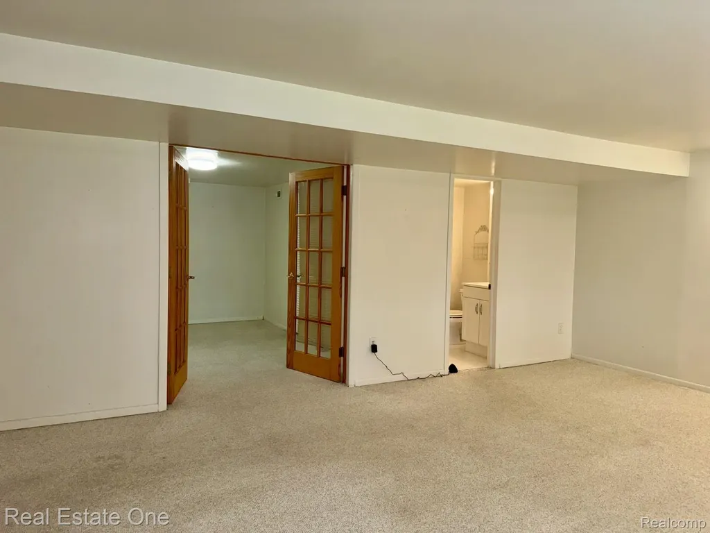 2963 Meadowbrook Drive Rochester Hills City MI 48309