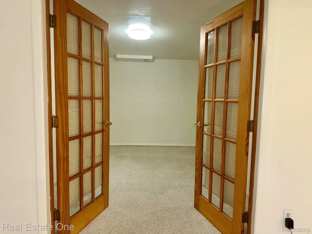 2963 Meadowbrook Drive Rochester Hills City MI 48309