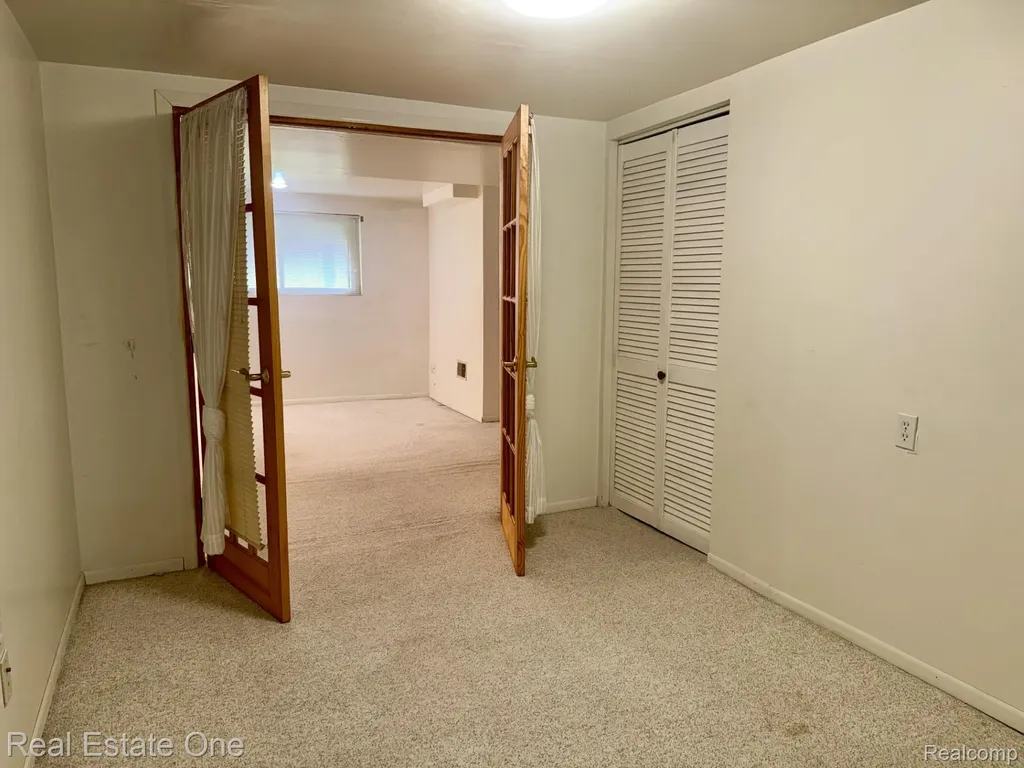 2963 Meadowbrook Drive Rochester Hills City MI 48309