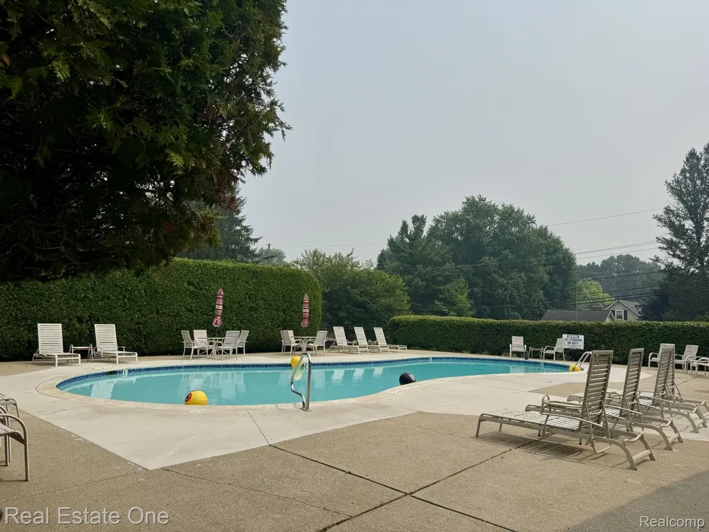 2963 Meadowbrook Drive Rochester Hills City MI 48309