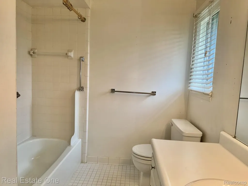2963 Meadowbrook Drive Rochester Hills City MI 48309