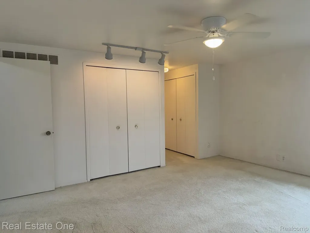 2963 Meadowbrook Drive Rochester Hills City MI 48309