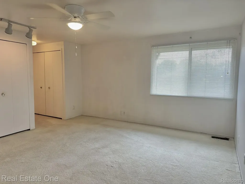 2963 Meadowbrook Drive Rochester Hills City MI 48309