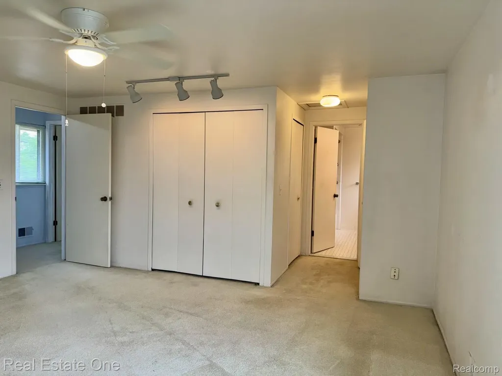 2963 Meadowbrook Drive Rochester Hills City MI 48309