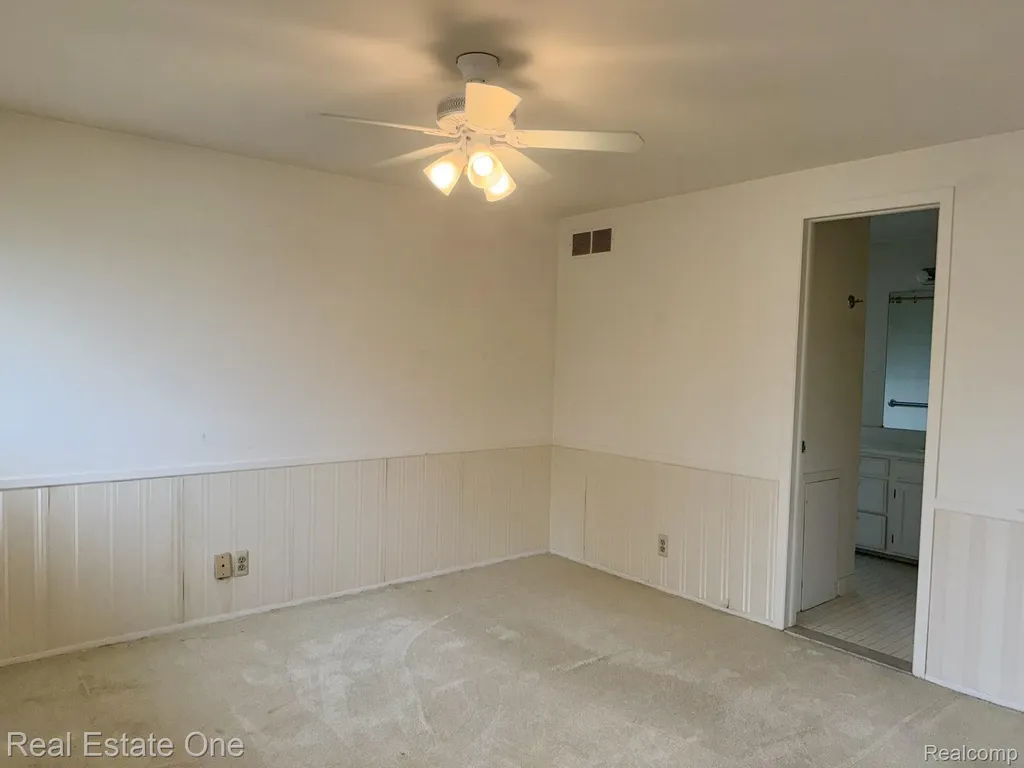 2963 Meadowbrook Drive Rochester Hills City MI 48309