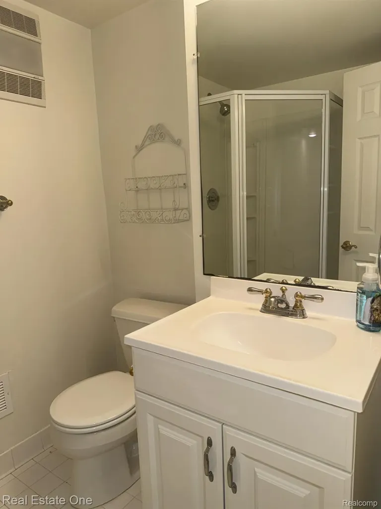 2963 Meadowbrook Drive Rochester Hills City MI 48309