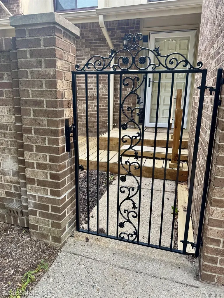 2963 Meadowbrook Drive Rochester Hills City MI 48309