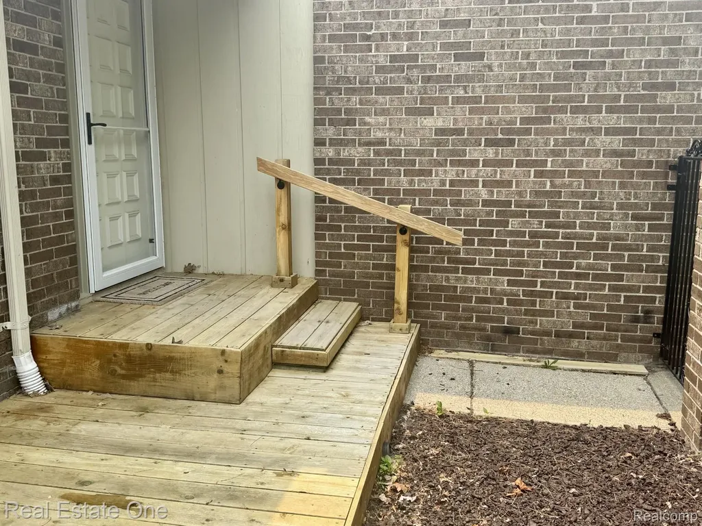 2963 Meadowbrook Drive Rochester Hills City MI 48309