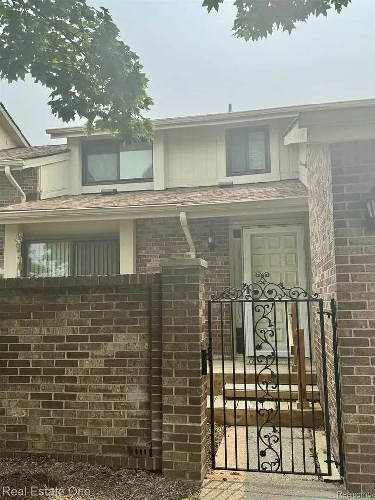 2963 Meadowbrook Drive Rochester Hills City MI 48309