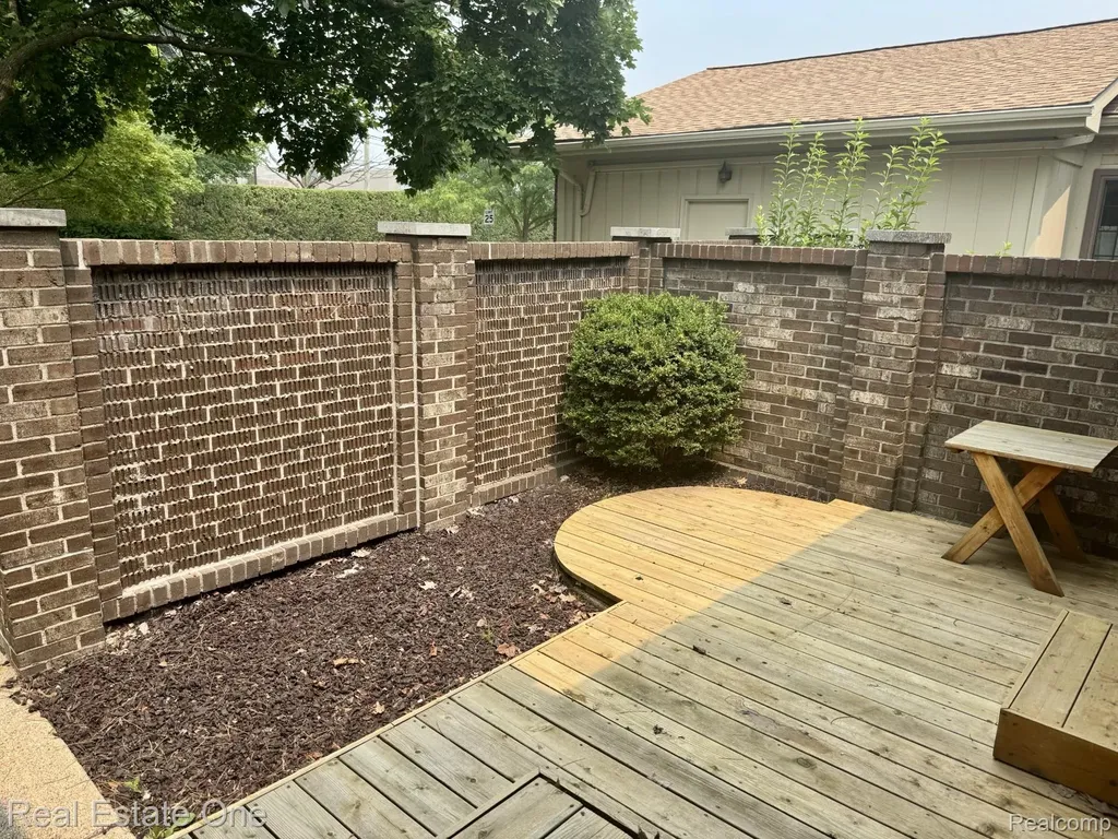 2963 Meadowbrook Drive Rochester Hills City MI 48309