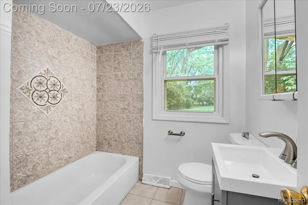 15024 Lyons Street Livonia City MI 48154