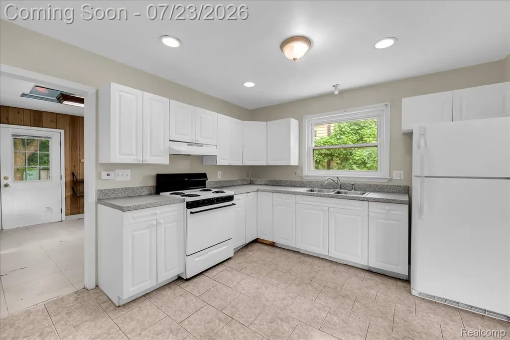 15024 Lyons Street Livonia City MI 48154