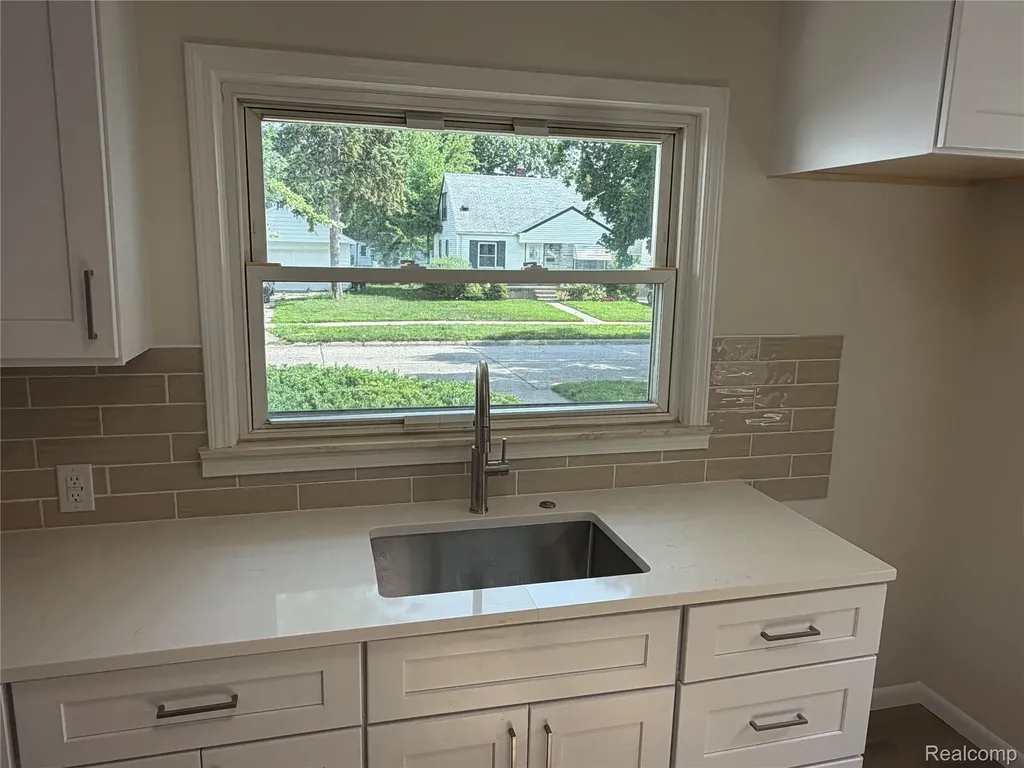 2079 Mclain Avenue Lincoln Park City MI 48146