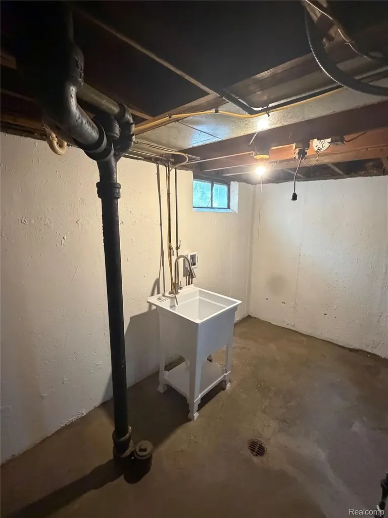 2079 Mclain Avenue Lincoln Park City MI 48146
