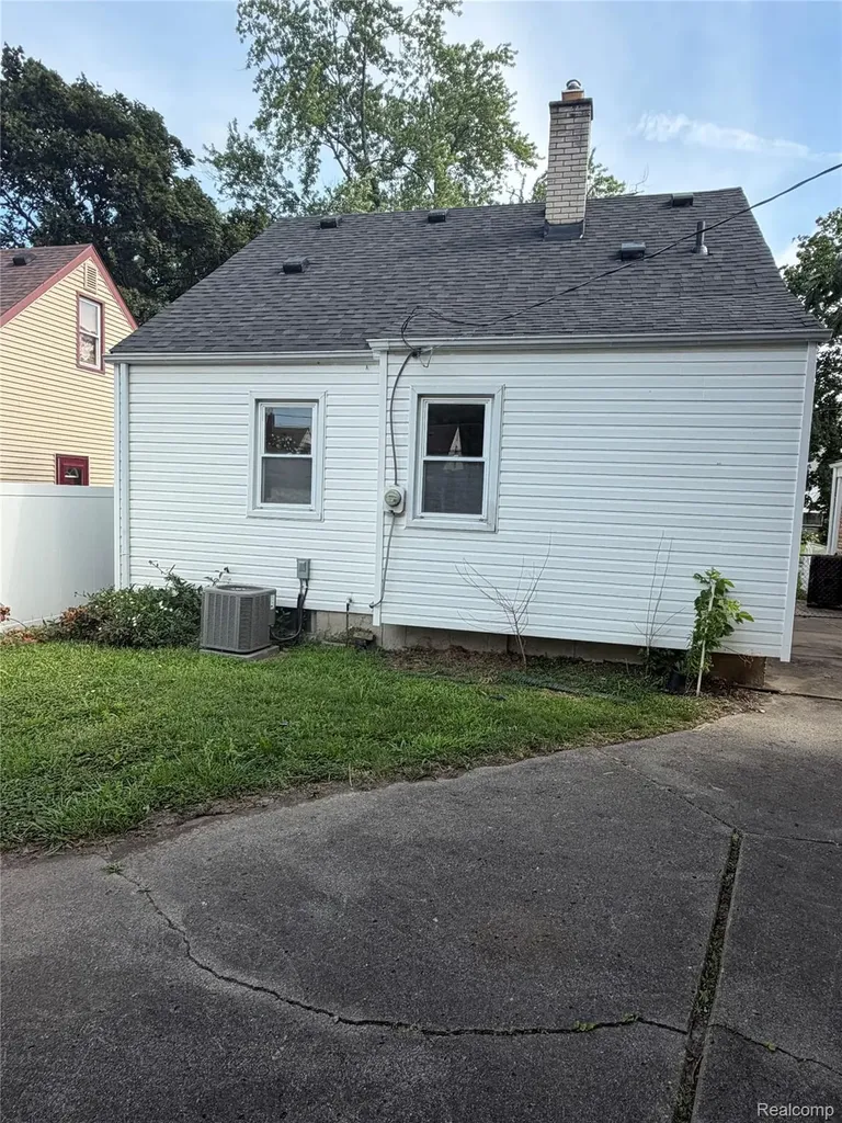 2079 Mclain Avenue Lincoln Park City MI 48146