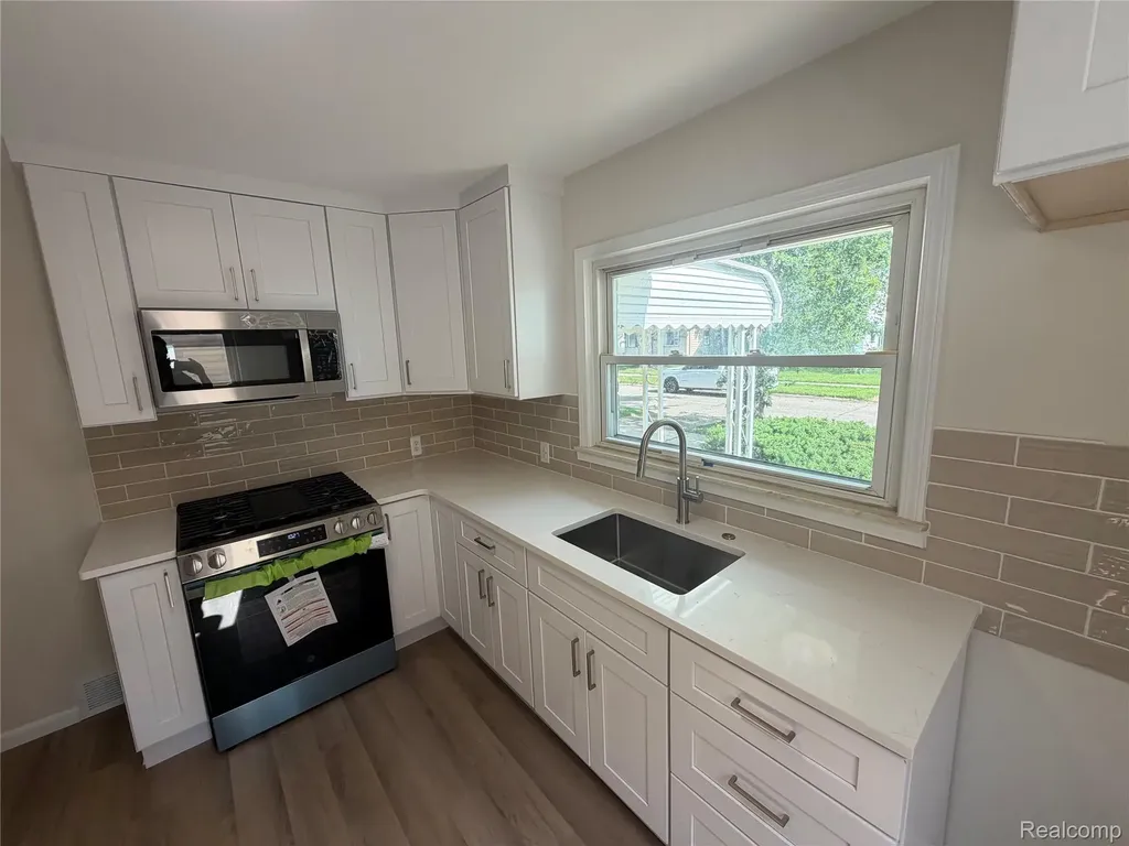 2079 Mclain Avenue Lincoln Park City MI 48146