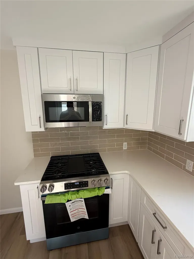 2079 Mclain Avenue Lincoln Park City MI 48146