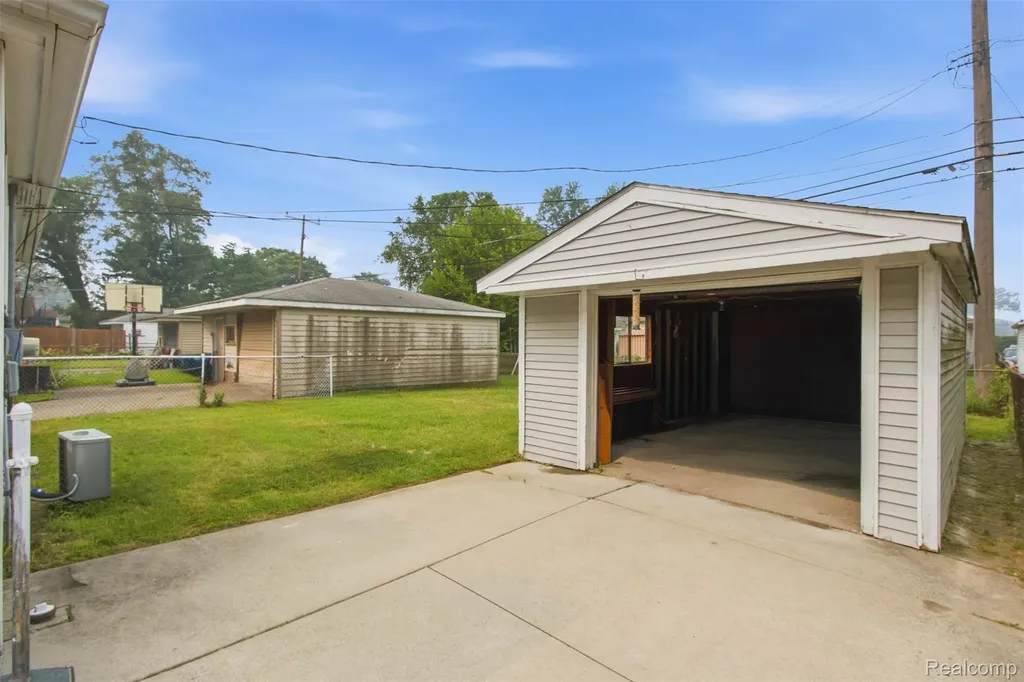 6579 N Highland Street Dearborn Heights City MI 48127