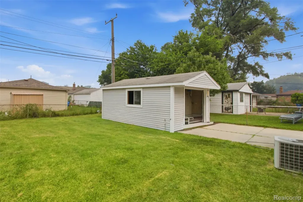 6579 N Highland Street Dearborn Heights City MI 48127