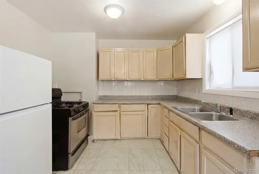 6579 N Highland Street Dearborn Heights City MI 48127